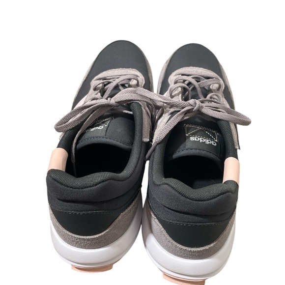 C36- Women’s Adidas Tennis Shoes Size 11 - Picture 3 of 4